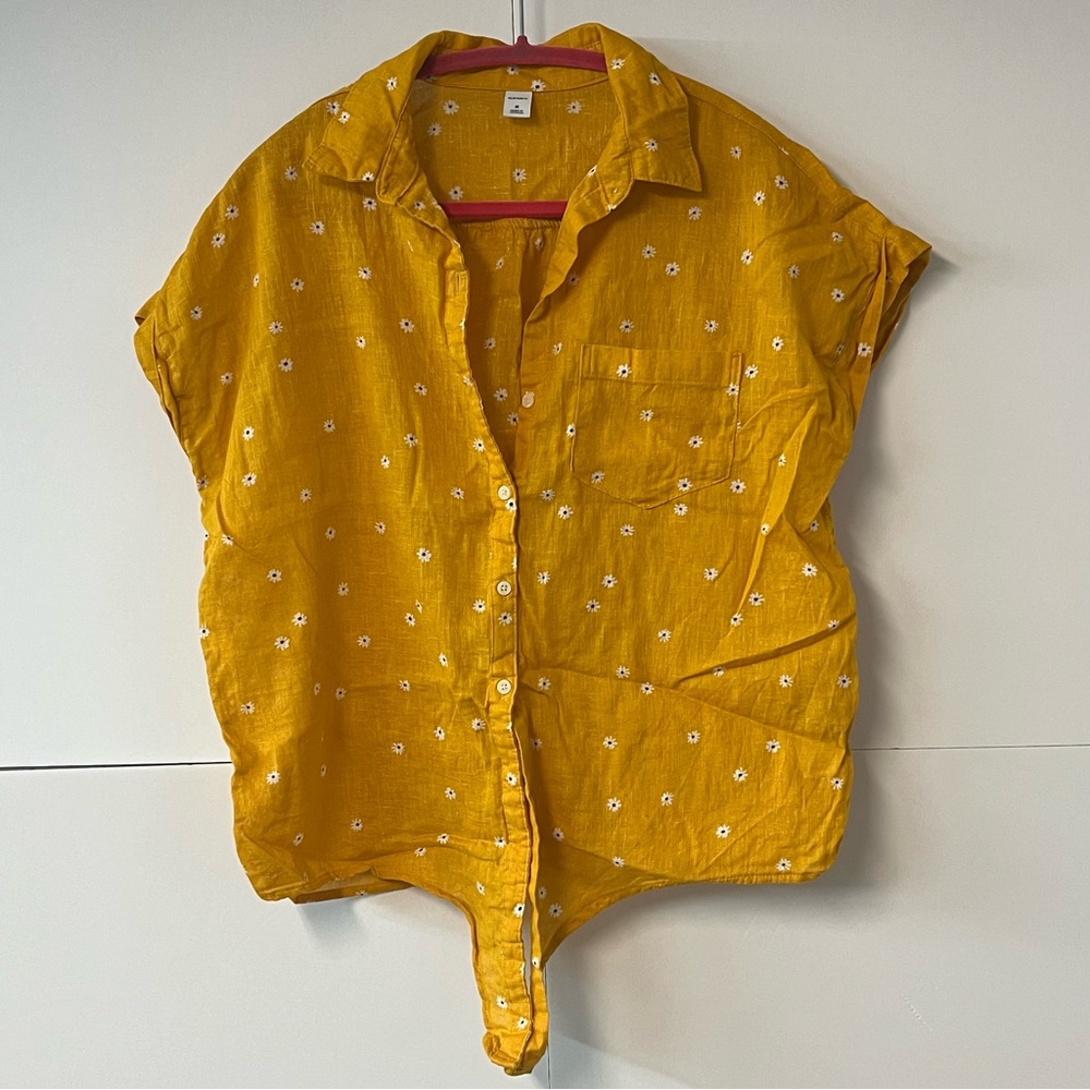 EUC Old Navy Women’s Medium Button Up Gold Collared Floral Tie Front Top. Size M